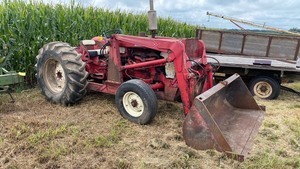 lot 361 image: International 460 Utility Tractor and Loader