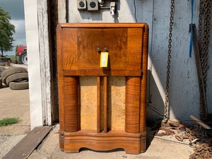 lot 420 image: Antique Radio Cabinet