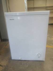 lot 749 image: Hisense 5 Cu ft Chest Freezer, White (DAMAGED, WORKS WELL, SEE PHOTOS)