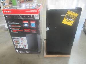 lot 798 image: Galanz 3.3 Cu ft One Door Mini Fridge, Black Estar, GLR33MBKE23 - Works Removed from Box for Inspection and Photos.