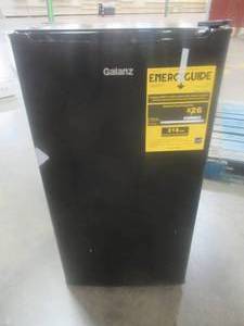 lot 804 image: Galanz 3.3 Cu ft One Door Mini Fridge, Black Estar, GLR33MBKE23 - Scratch and Dent. - Works