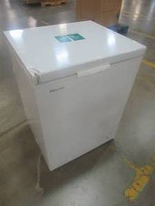 lot 850 image: Hisense 5 Cu ft Chest Freezer, White, WFC050M6XWD (DAMAGED, WORKS WELL, SEE PHOTOS)