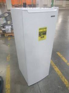 lot 851 image: THOMSON UPRIGHT FREEZER TFRF690 - Slight scratch on bottom of door. - In nice working condition