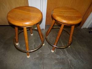 lot 43 image: Pair of Oak Heavy Duty Swivel Stools