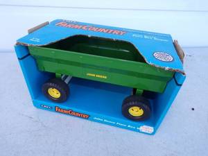 lot 22 image: ERTL John Deere Flare Box Wagon with Box