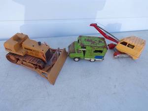 lot 28 image: Vintage Metal Toys