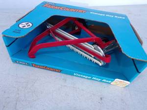 lot 31 image: ERTL Vintage Hay Rake