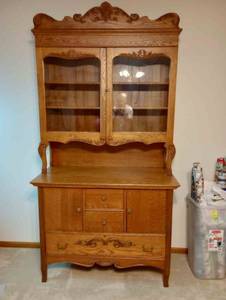 lot 1 image: Fantastic Antique Oak Cabinet  Hutch