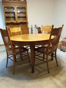 lot 104 image: Wonderful Antique Oak Table & Pressed Back Chairs