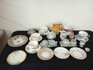 lot 293 image: Creamer and Sugar Sets, Tea Cups, Saucers, and Plates