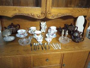lot 294 image: Teacups