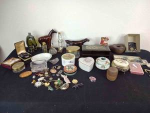 lot 329 image: Various Group of Trinket Boxes