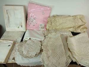 lot 342 image: Vintage Handkerchiefs and Dollies