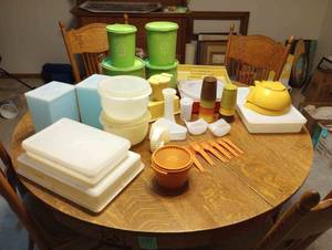 lot 350 image: Assortment of Vintage Tupperware