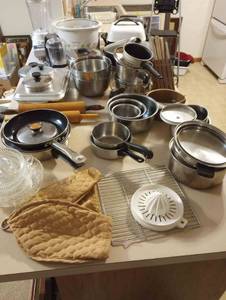 lot 354 image: Chicago Cutlery, Small Appliances, Kitchen Pots and Pans