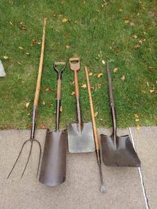 lot 380 image: Assorted Garden Tools