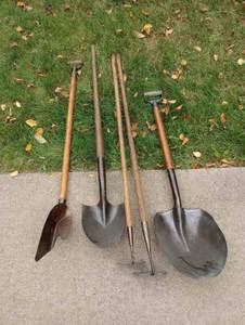 lot 381 image: Garden Tools