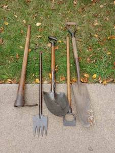 lot 382 image: Garden Tools