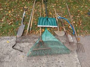 lot 386 image: Garden Tools