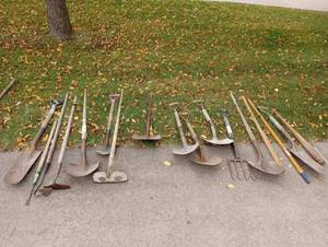 lot 387 image: Garden Tools