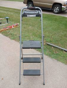 lot 406 image: Skinny Mini 3 Step Stool Folding Ladder