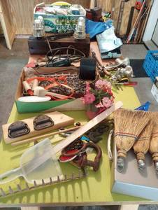 lot 408 image: Vise and Hardware