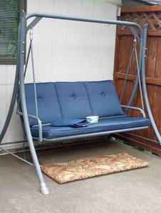 lot 429 image: Patio swing