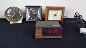 lot 122 image: Vintage Wind Up Clocks