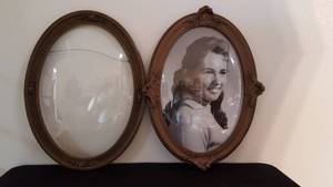 lot 251 image: Antique Oval Picture Frames with Bubble Glass