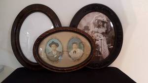 lot 252 image: Three Vintage Oval Picture Frames
