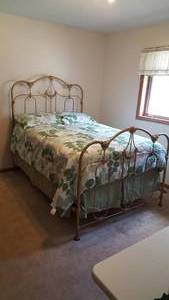 lot 21 image: Antique Cast Iron Bed