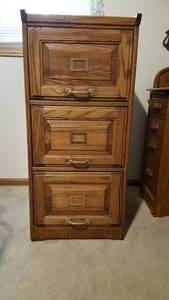 lot 23 image: Vintage Oak Filing Cabinet