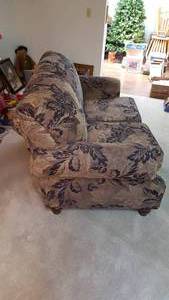 lot 113A image: Love Seat Sofa