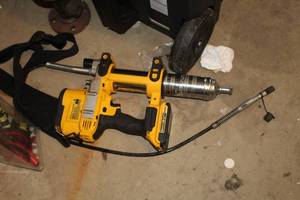 lot 360 image: DeWalt DCGG571 3000-PSI 20V Grease Gun with Battery