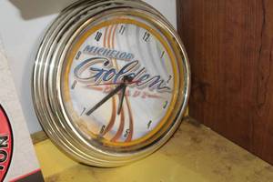 lot 379 image: Michelob Golden Light Beer Wall Clock