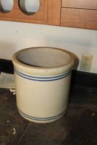lot 465 image: Red Wing #4 Ceramic Pot