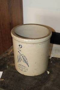 lot 468 image: Red Wing #2 Ceramic Pot