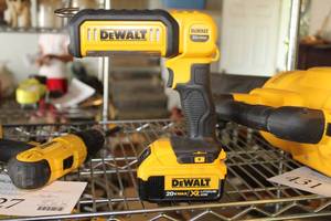 lot 430 image: DeWalt DCL050 20V Worklight with Battery