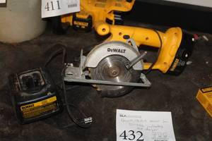 lot 432 image: DeWalt DW936 5-38 20V Trim Saw with Battery