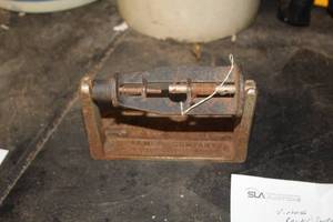 lot 471 image: Vintage Palmer Company Economy Fixture Toilet Paper Holder