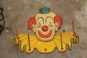 lot 498 image: Vintage Clown Ring Toss