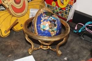 lot 563 image: Mini World Globe