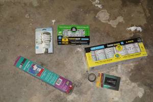 lot 497 image: Key Holder, 60W100W Compact Fluorescent Light Bulbs, Snoopy Decorative Flag