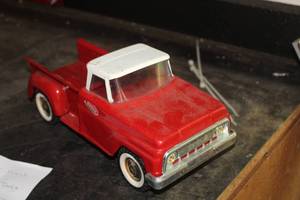 lot 601 image: Vintage Tonka Metal Toy Pickup Truck