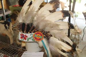 lot 580 image: Vintage Native American Head Dress