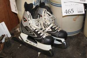 lot 640 image: CCM 1.0 Size 8 Mens Ice Skates
