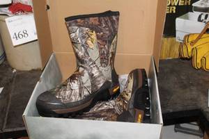 lot 643 image: Vibram Size 12 Mens Hunting Boots