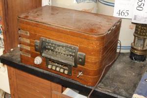 lot 617 image: Vintage Zenith Wavemagnet Radio
