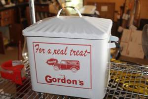 lot 634 image: Vintage Gordons Magic-Pak Metal Container with Lid