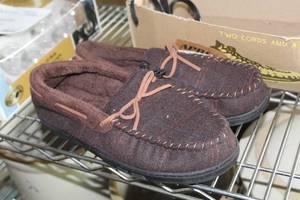 lot 587 image: Lot of (One Pair) Keen Uneek Size 12 Mens House Shoes (in box)